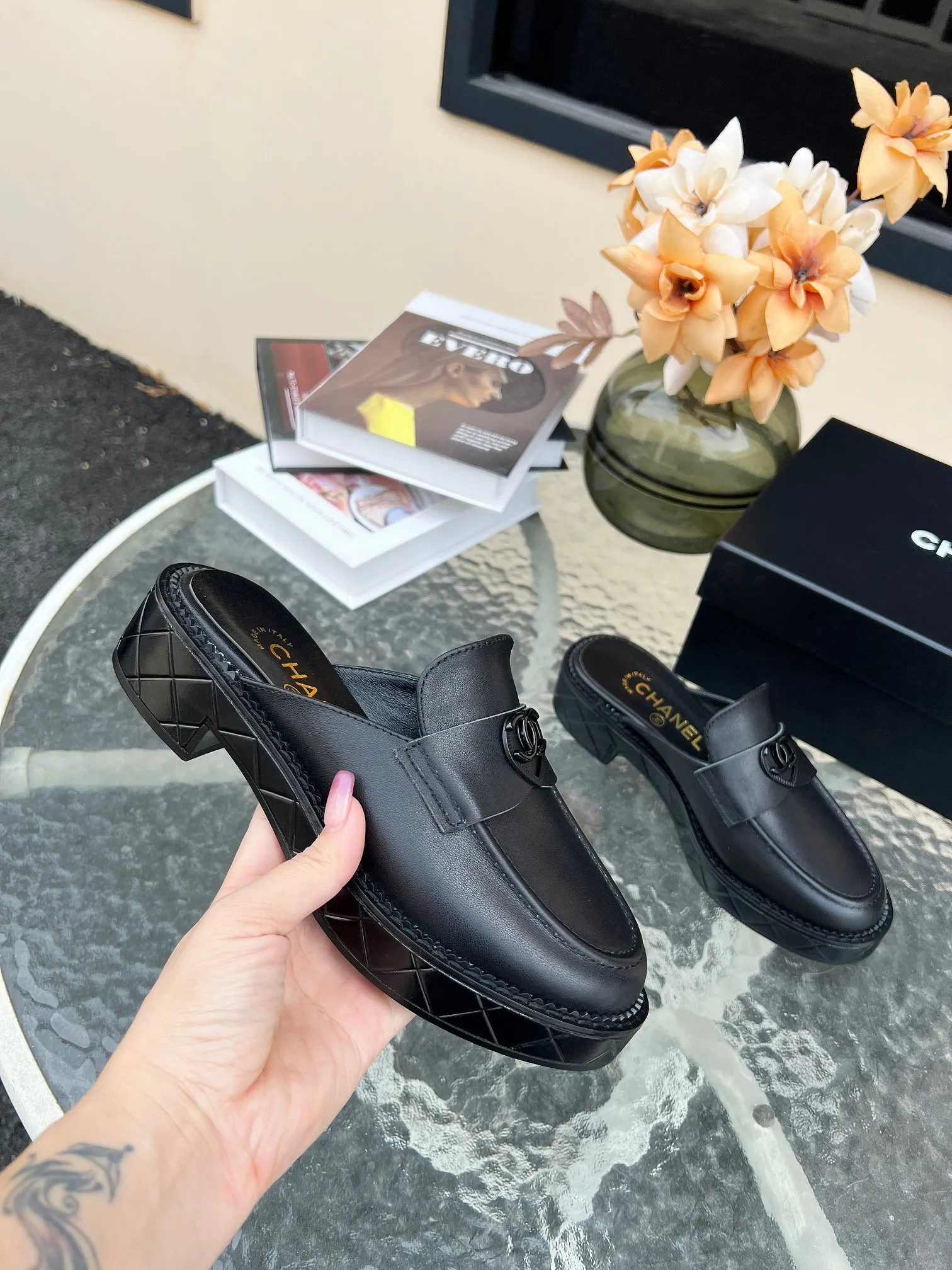 👟👟Ex-factory price 480👟👟 𝗖𝗛𝗔𝗡𝗘𝗟𝟐4B Chanel retro loafers for high school students. A big-toe loafer that Xiaoxiang Jiaxiang’s grandma has grown on me. The black and white color scheme is super vintage and full of relaxation. The fat and cute figure is reproduced one to one from the original version. 👟Material: First-layer cowhide, open edge beads ▪️Heel height: 4𝐜𝐦 ▪️Inner lining: sheepskin ▫️𝐒𝐢𝐳𝐞:𝟑𝟓-𝟒0𝐌 (𝟒𝟎customization is non-returnable) ▪️Sole: original simulated leather outsole 1:1 mold ▫️Color: black ▪️Configured with original full set of packaging📦​